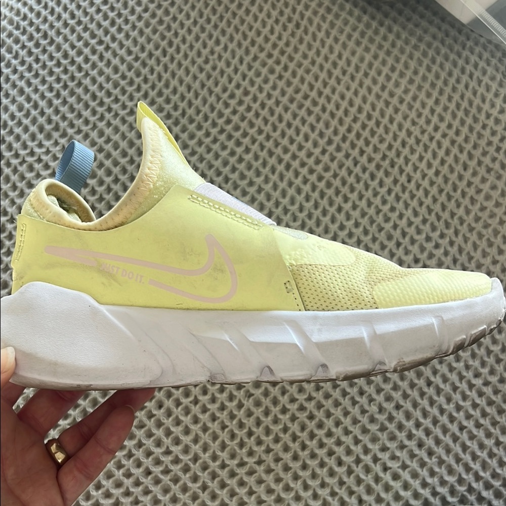 Nike Kids Lemon Slip-On Shoes with White Soles (2.5Y)
